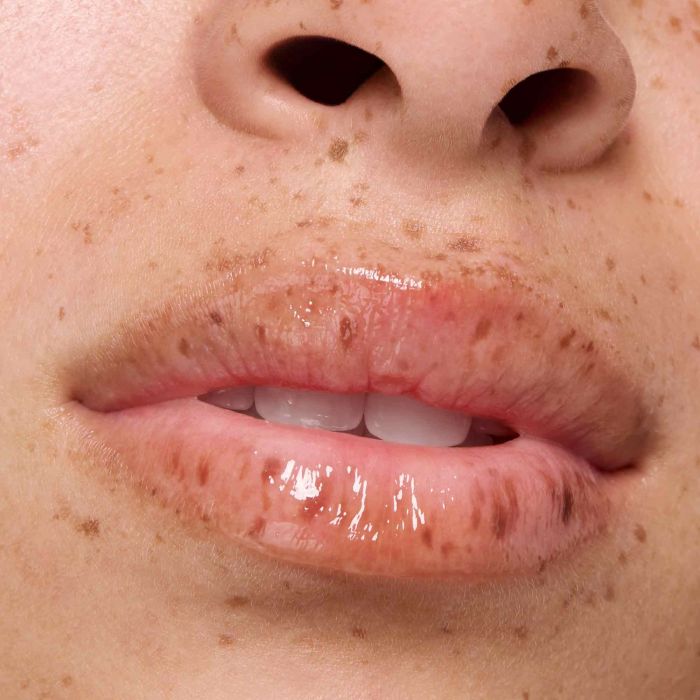 ESSENCE THE SUPER PEPTIDE GLOSSY LIP TREATMENT 01